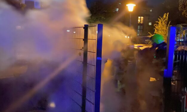 Kleinfeuer, brennt Müllcontainer