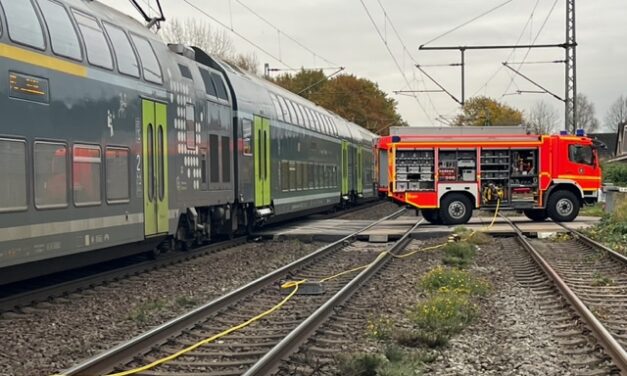 Auto von Zug erfasst – Anforderung Kreisbereitschaft Rüstzug Bahn