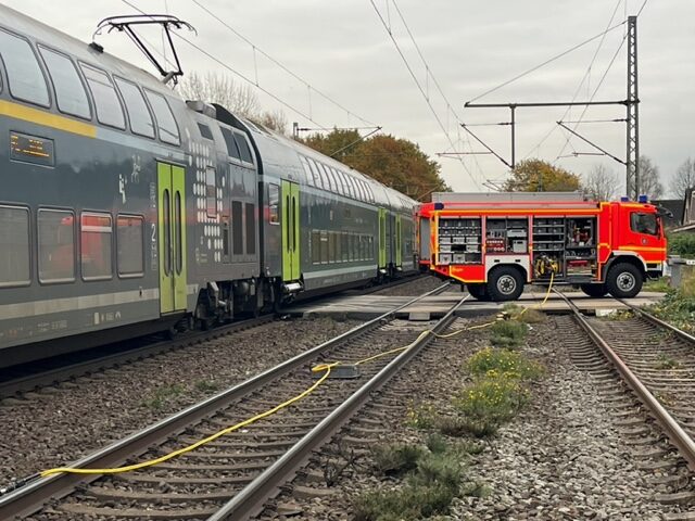 Auto von Zug erfasst – Anforderung Kreisbereitschaft Rüstzug Bahn