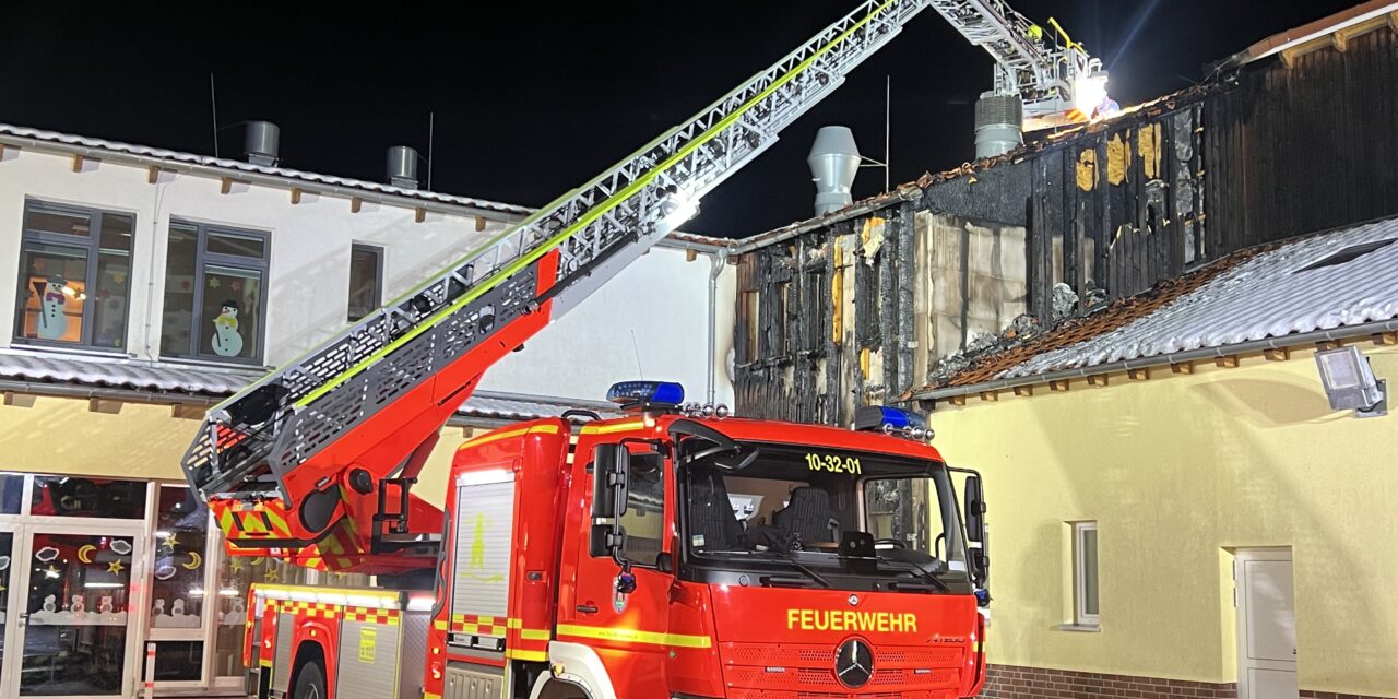Nachbarschaftliche Löschhilfe bei Feuer an einer Schule