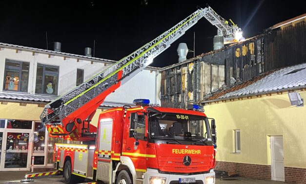 Nachbarschaftliche Löschhilfe bei Feuer an einer Schule