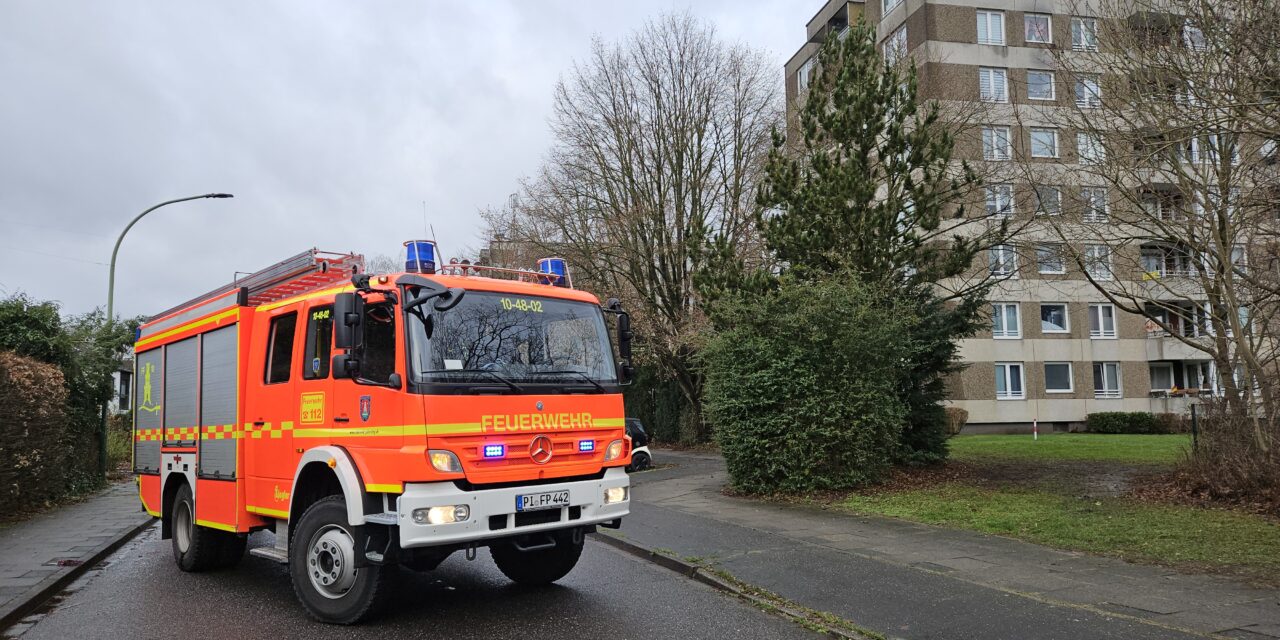 Baum droht auf PKW zu fallen