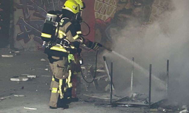Rauchentwicklung aus Fabrikruine