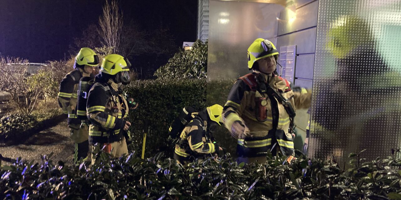 Rauchentwicklung aus Gebäude – Feuer auf Balkon