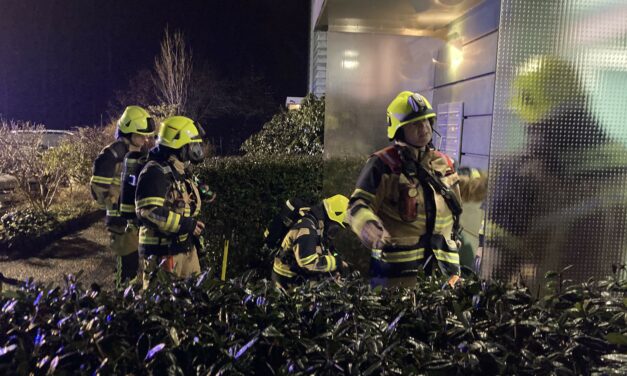 Rauchentwicklung aus Gebäude – Feuer auf Balkon