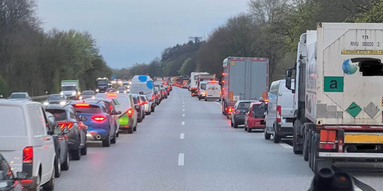 Verkehrsunfall, eingeklemmte Person