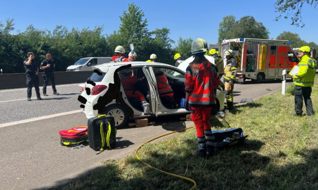 Verkehrsunfall mit eingeklemmter Person