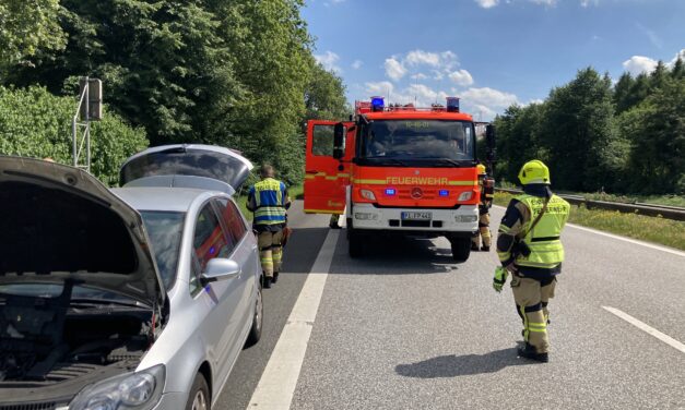 PKW-Brand auf der Autobahn