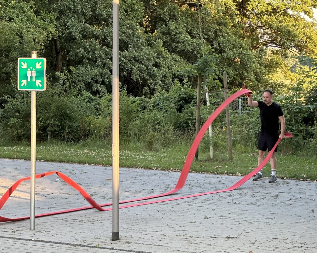 Fite for Fire - Feuerwehrschläuche werden mit auf und ab bewegt.