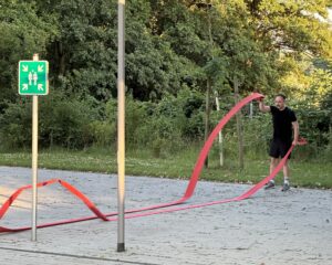 Fite for Fire - Feuerwehrschläuche werden mit auf und ab bewegt.