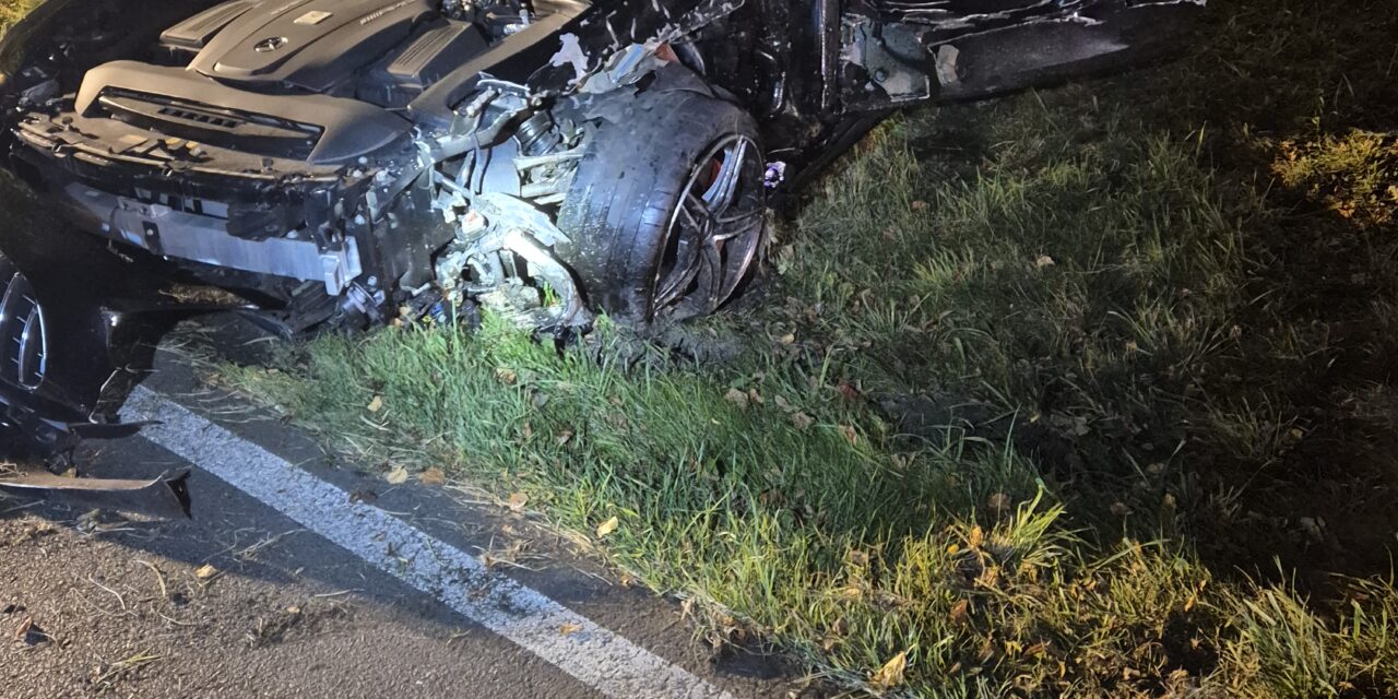 Verkehrsunfall mit mehreren eingeklemmten Personen gemeldet