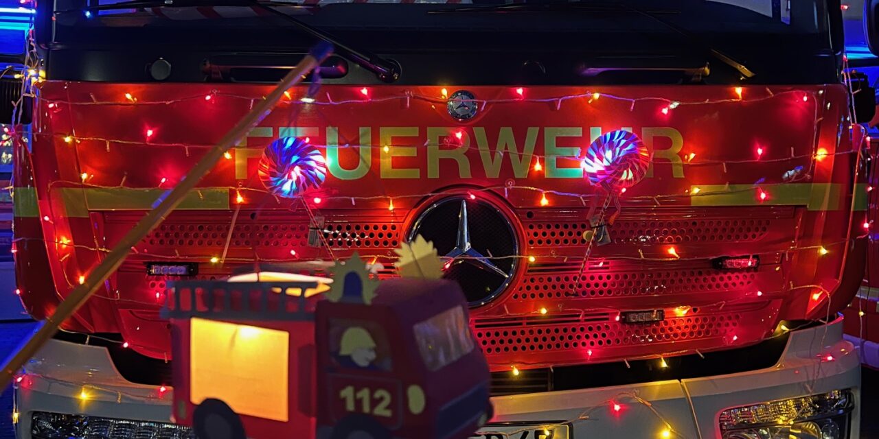 Laternelaufen der Jugendfeuerwehr – Der Weihnachtsmann zu Besuch bei der Feuerwehr