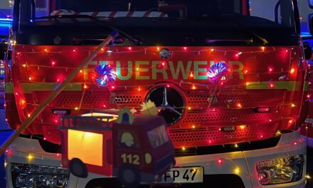 Laternelaufen der Jugendfeuerwehr – Der Weihnachtsmann zu Besuch bei der Feuerwehr