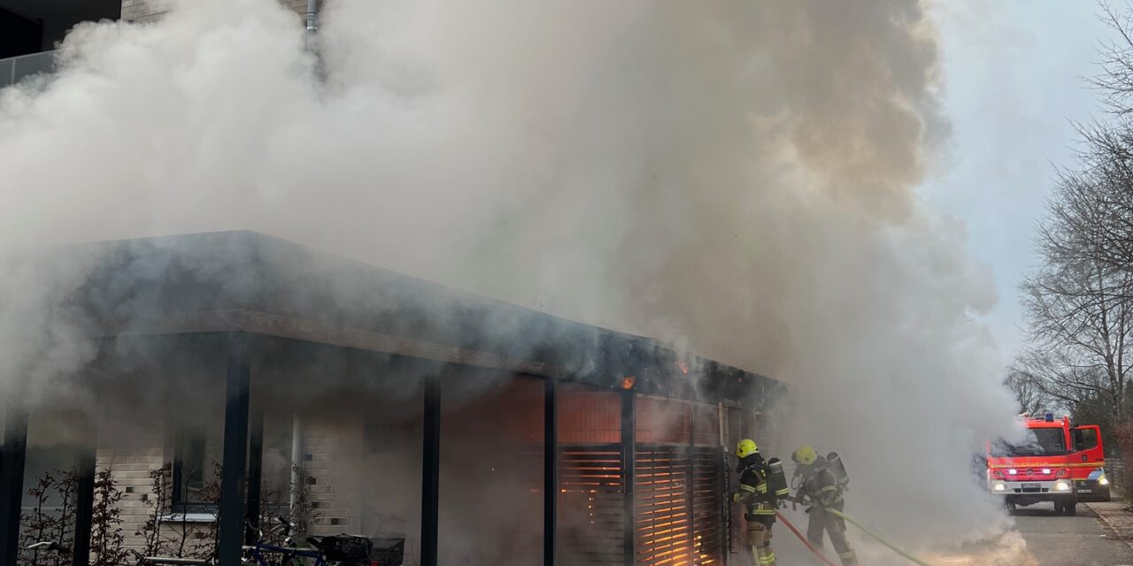 Feuer drohte auf Gebäude überzugreifen