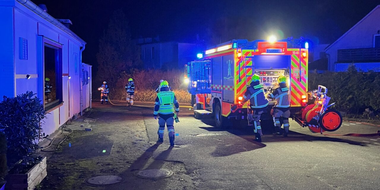 Brennt Müllcontainer – Feuer droht auf Gebäude überzugreifen