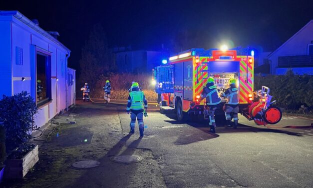 Brennt Müllcontainer – Feuer droht auf Gebäude überzugreifen