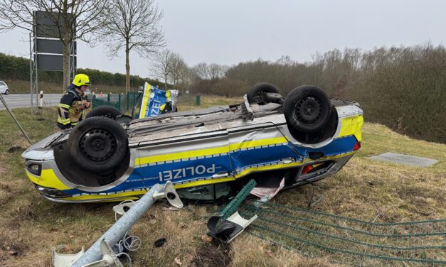 Austretende Betriebsstoffe nach Verkehrsunfall