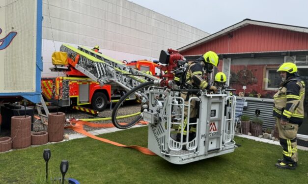 Gebäudebrand – Löschhilfe in Wedel