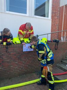 Ein angehender Truppführer während der Ausbildung bei der Nachbesprechung der Einsatzlage.