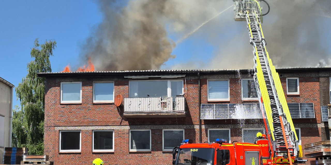 Gebäudebrand – Löschhilfe in Quickborn