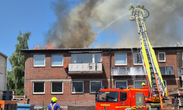 Gebäudebrand – Löschhilfe in Quickborn