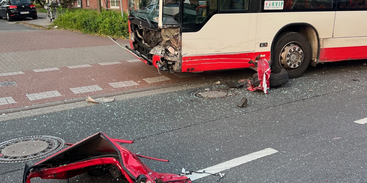 Verkehrsunfall – PKW gegen Bus
