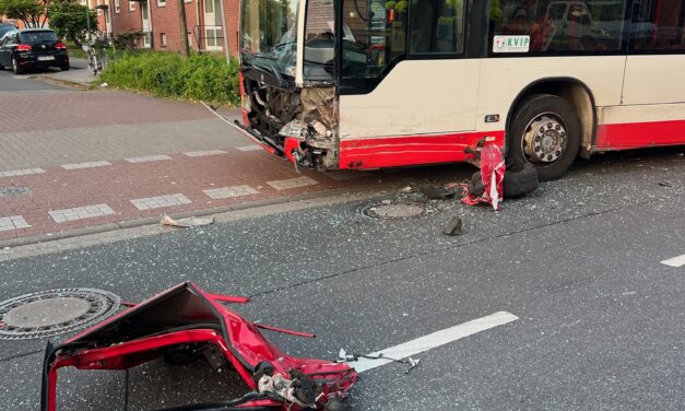 Verkehrsunfall – PKW gegen Bus