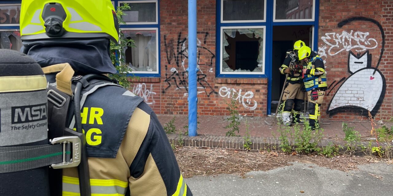 brennt Unrat in Industrieruine
