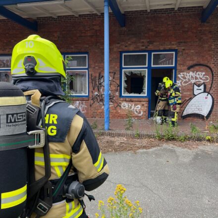 Ein Atemschutztrupp steht vor dem Kellereingang.
