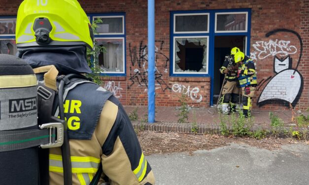 Brennt Unrat in Industrieruine
