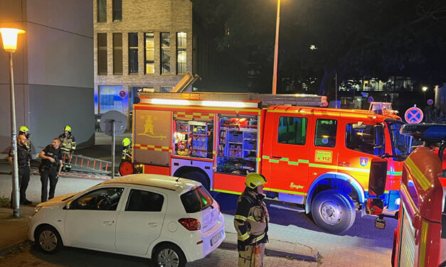 Rauchentwicklung aus Gebäude