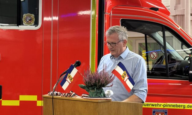 Feuerwehr Pinneberg erhält drei neue Einsatzfahrzeuge und ehrt Partner der Feuerwehr