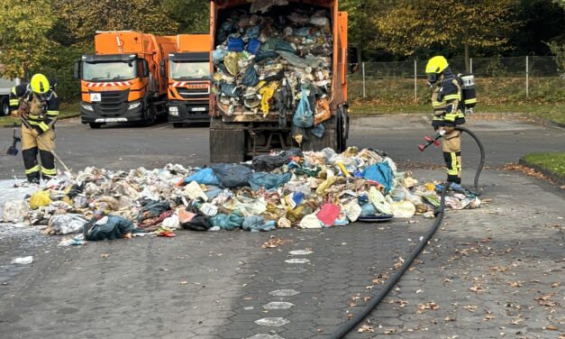 Rauchentwicklung aus Müllfahrzeug