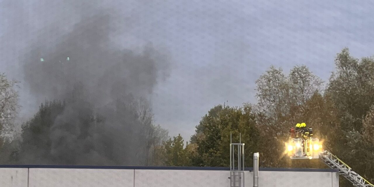 Feuer in einer Lagerhalle