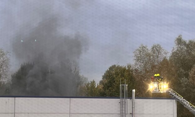 Feuer in einer Lagerhalle