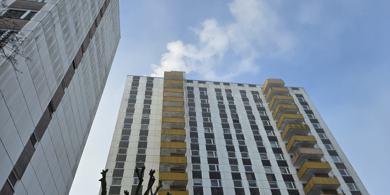 Rauchentwicklung aus Hochhaus