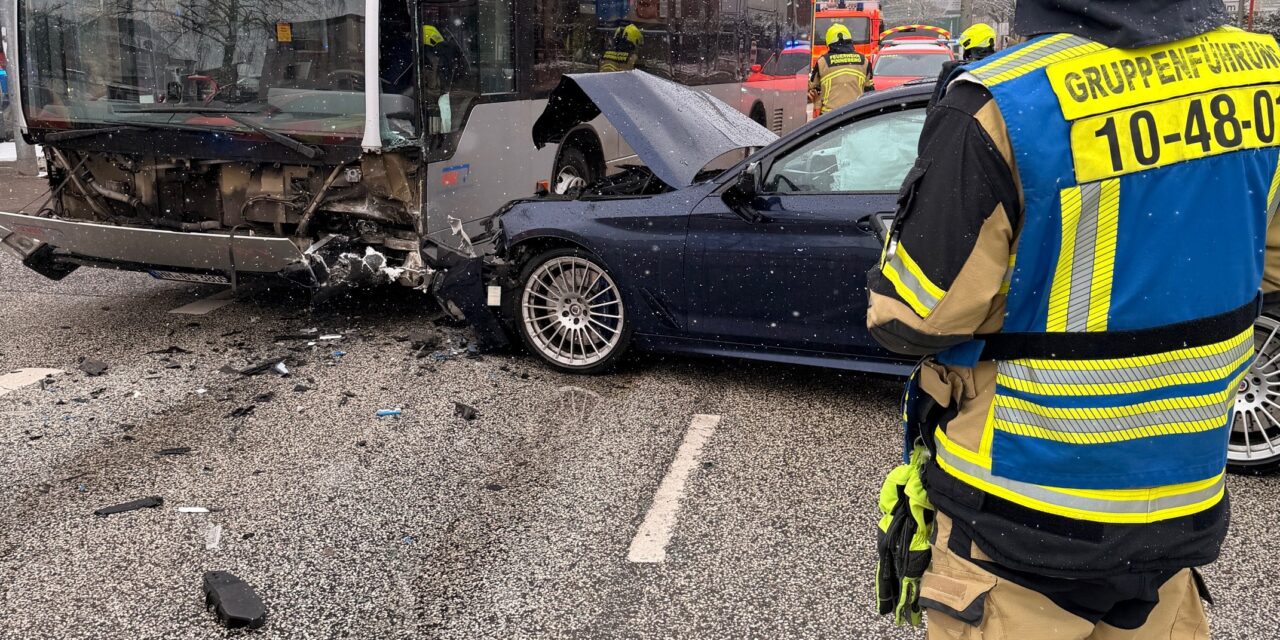 Verkehrsunfall – PKW gegen Bus