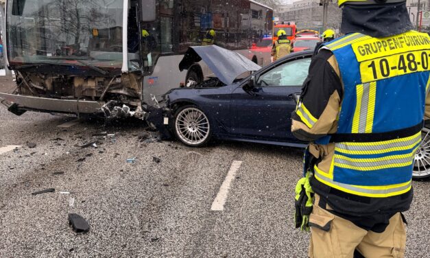 Verkehrsunfall – PKW gegen Bus