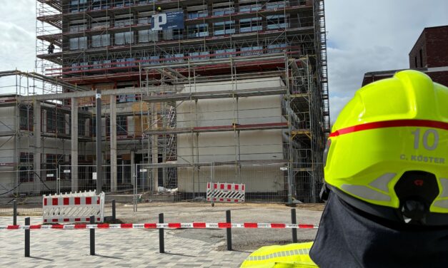 Dachteile fallen durch Windböen