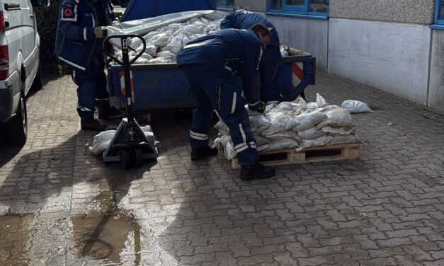Produktionshalle von Wasser bedroht