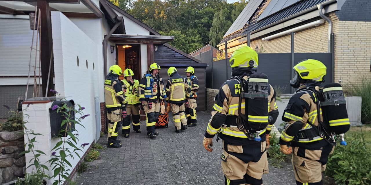 Rauchentwicklung aus Gebäude